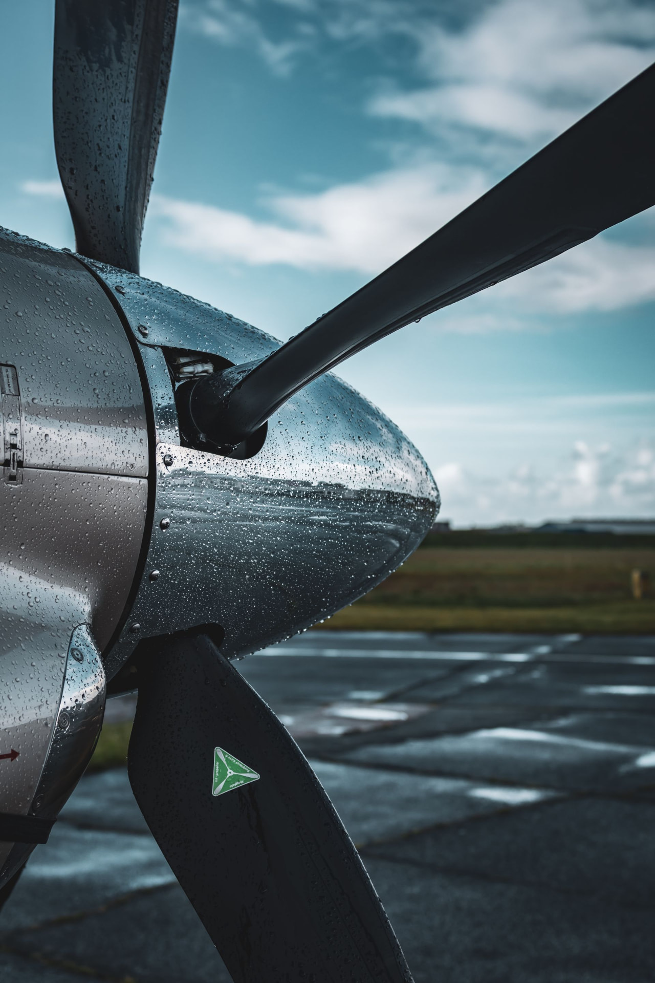 Tietz Aviation – polished aircraft propeller in the rain on the apron